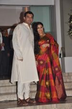 Vidya Balan and Siddharth Roy Kapur_s wedding bash for family in Juhu, Mumbai on 11th Dec 2012 (30).JPG